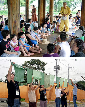 ▲ (사진 위)체험참가자들이 연꽃 가득한 유호연지 군자정에서 연꽃차를 음미해보고 있다. (아래)지난달 28, 29일 청도 화양읍 유등리 죽촌마을에서 열린 농촌체험행사에서 참가자들이 쪽으로 물들인 손수건을 햇볕에 말리고 있다.