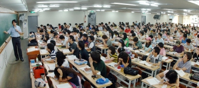 ▲ 오는 9월 실시되는 국가직 세무공무원시험의 원서접수가 시작된 가운데 1일 대구시 중구의 한 고시학원에는 수백 명의 수험생들이 몰려 막바지 학습에 열중하고 있다. 김태형기자 thkim21@msnet.co.kr