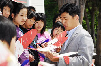 과학 동아리 활동을 지도하는 울릉초교 김창덕 지도교사