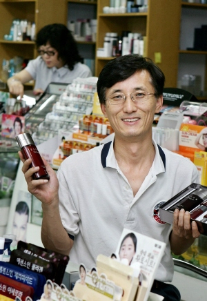 화장품가게 사장 예병환 씨. 그는 강의가 없을 때만 가게에 나온다. 화장품을 들고있는 그의 모습에서 경제학교수 같은 풍모는 보이지 않는다. 그러나 강단에 선 그는 또다른 모습이다. 이채근기자 mincho@msnet.co.kr