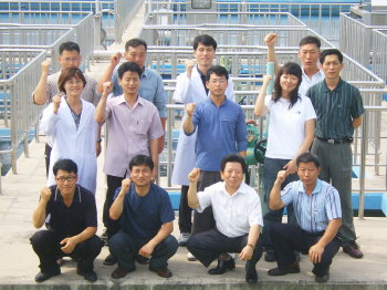 ▲ 상수도 정수처리 과정과 운영 개선을 통해 수돗물 품질 향상과 예산절감 효과까지 거두고 있는 경산시 수도사업소 직원들이 더 좋은 수돗물 생산을 다짐하며 파이팅을 외치고 있다. 경산·김진만기자 factk@msnet.co.kr