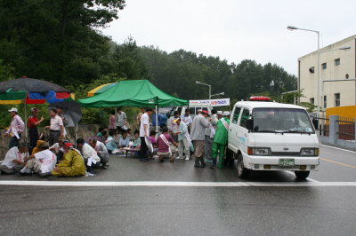 ▲ 문수면 권선리 주민들이 쓰레기 매립장 입구를 점거, 차량 반입을 저지하고 있다.