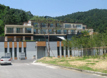▲ 구미 2공단 내 LCD 글라스 세정제 생산업체인 회명산업의 기숙사. 펜션을 연상케 할 정도로 외관이 아름답고 내부 시설도 좋다.