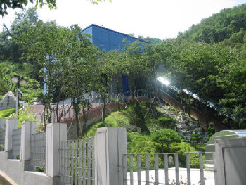 ▲ 숲속에 자리잡은 (주)원익쿼츠의 식당 및 휴게실. 고급 별장이나 산장을 떠올리게 한다.