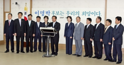 ▲ 한나라당 대선후보 경선을 일주일 앞둔 13일 오전 대구시의회 의원 12명이 의회 소회의실에서 이명박 전 서울시장 지지를 선언했다. 장경훈 시의회 의장이 지지 선언문을 읽고 있다. 김태형기자 thkim21@msnet.co.kr
