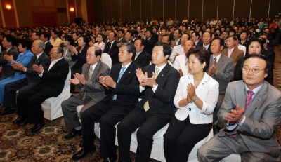 ▲ 최병렬 전 한나라당 대표는 물론 대구·경북 전·현직 국회의원들과 단체장, 광역·기초의원 등 450명은 13일 오전 대구 그랜드호텔에서 박근혜 전 한나라당 대표 지지선언을 했다. 이상철기자 finder@msnet.co.kr