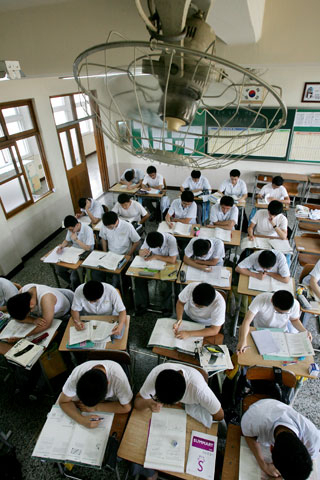 능시험이 100일도 남지 않은 가운데 대건고 3학년생들이 에어컨도 모자라 선풍기까지 돌리며 무더위를 식히고 있다. 정운철기자 woon@msnet.co.kr