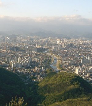▲ 용두산에서 북쪽으로 바라 본 신천 모습.