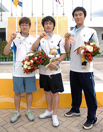 ▲ 태국 방콕 후아막 국립사격장에서 열린 2007 하계유니버시아드 사격 경기에서 50m 권총 단체전에 출전해 동메달을 따낸 이준희, 하길용(사진 가운데), 이대명이 시상대 앞에서 메달을 들어보이고 있다.
