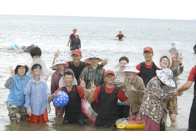 ▲ 영천 성모자애원 장애우들이 13일 포항에서 해병대 1사단 장병들과 함께 해수욕을 즐기고 있다.