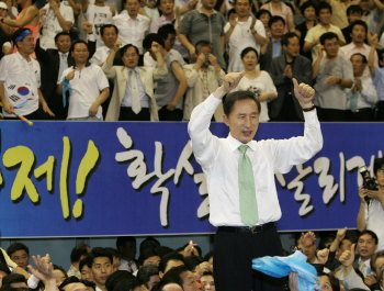 ▲ 한나라당 대선 경선후보인 이명박 전 서울시장이 14일 오후 대구실내체육관에서 열린 대선후보 대구·경북 합동연설회를 마친 뒤 환호하는 지지자들에게 답례인사를 하고 있다. 정운철기자 woon@msnet.co.kr