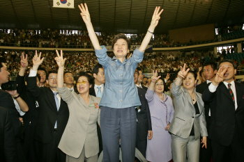 ▲ 한나라당 대선 경선후보인 박근혜 전 대표가 14일 오후 대구실내체육관에서 열린 대선후보 대구·경북 합동연설회를 마친 뒤 지지자들과 함께 기호3번을 뜻하는 손가락 셋을 높이 들고 있다. 정운철기자 woon@msnet.co.kr