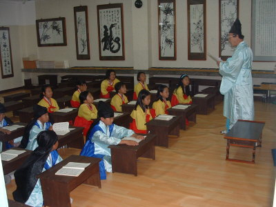 ▲ 안동예절학교에서 전통예절을 배우고 있는 학생들.