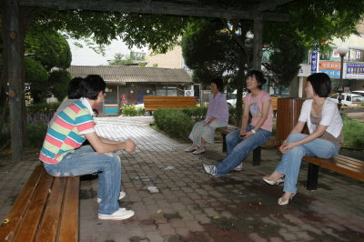 ▲ 지난 1995년 전국 최초로 담장을 없애 주민들 휴식공간으로 활용되고 있는 의성군 청사.