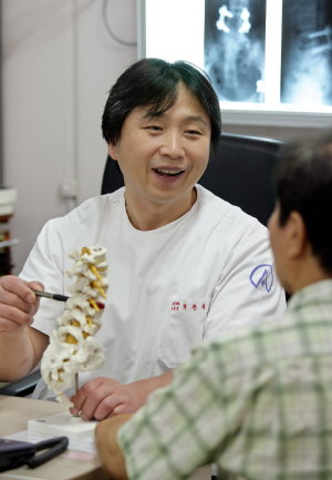 ▲ 직립보행을 하는 인간은 허리 디스크에 걸릴 가능성이 높다. 디스크가 발병하면 초기엔 안정을 취하는 것이 중요하다.