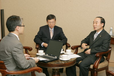 ▲ 지역의료 현안을 놓고 이상흔(가운데) 대구경북병원회 회장, 이창(오른쪽) 대구시의사회 회장이 경북대병원에서 대담을 가졌다. 이채근기자 mincho@msnet.co.kr