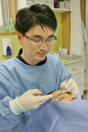 ▲ 서구화의 영향으로 쌍꺼풀을 선호하는 경향이 강해지면서 쌍꺼풀 수술은 일반적인 성형수술로 인식되고 있다. 전문의와 상담을 통해 자신에게 적절한 수술 방법을 결정하는 것이 좋다. 정우용기자 vin@msnet.co.kr
