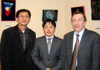 두 개의 박사학위를 딴 김민수(가운데) 씨, 지도교수인 정호열(왼쪽) 영남대 교수와 레미 프로스트 리옹국립응용과학원 교수. ＆lt;＆lt; 영남대 제공 ＆gt;＆gt;