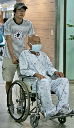 급성골수성 백혈병을 앓고 있는 김인환(가명·48) 씨는 어떻게 해서라도 가족들 품으로 돌아가고 싶어 했다. 정우용기자 vin@msnet.co.kr