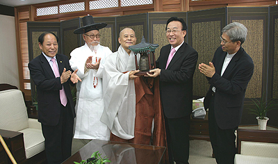 사진 왼쪽부터 천도교 김동환 교령, 한국민족종교협의회 한양원 회장, 조계종 총무원장 지관스님, 김관용 경북도지사, 원불교 김대선 문화사회부장.