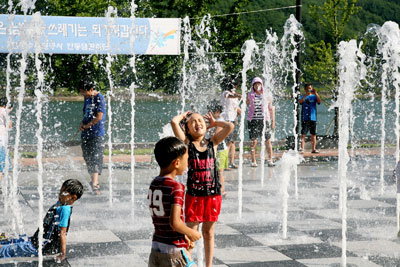 30℃를 넘나드는 폭염이 연일 계속되자 월영공원 바닥분수 속으로 어린이들이 몰려와 물놀이에 여념이 없다.