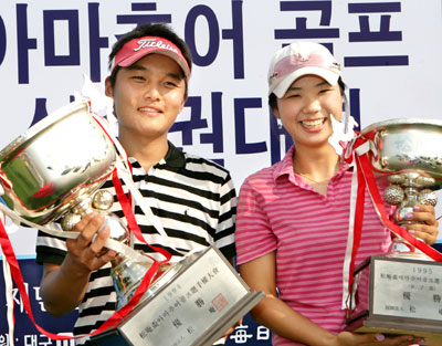 24일 대구컨트리클럽에서 열린 제14회 송암배 전국아마추어골프선수권대회 남녀부 정상을 차지한 김영수(창원공고·왼쪽)와 허윤경(대원외고)이 우승컵을 들고 포즈를 취하고 있다. 이채근기자mincho@msnet.co.kr