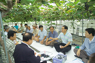 지역 대학교수와 공무원, 생산자 등 14명으로 구성된 