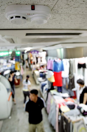 ▲ U-서비스가 우리 일상으로 빠르게 스며들고 있다. 사진은 대구 서문시장 동산상가에서 올 3월부터 가동하는 U-화재예방시스템으로 상가 천장에 설치된 센서를 통해 불꽃, 빛, 온도 등을 번영회 사무실의 중앙 모니터에서 실시간 검사할 수 있다. 정우용기자 vin@msnet.co.kr