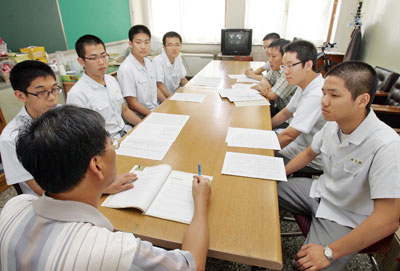 2학기 수시모집을 앞두고 대건고 학생들이 선생님과 지원 방안, 대학별 고사 준비 방법 등에 대해 이야기를 나누고 있다. 김태형기자 thkim21@msnet.co.kr