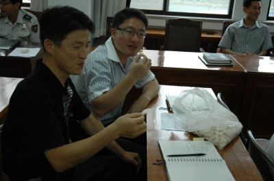 ▲ 포항남부경찰서 직원들이 즐거운 표정으로 노인이 손수 만든 엿을 나눠 먹고 있다.