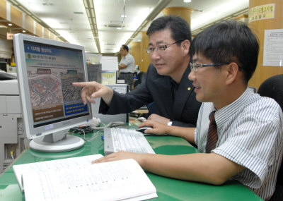 ▲ 2007 경상북도 행정혁신 우수사례 경진대회에서 최우수기관으로 선정된 경산시 지리정보과의 정종기 과장과 전부일(사진 오른쪽) 씨가 
