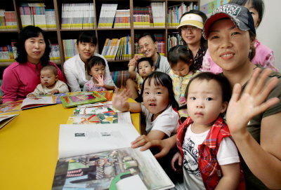 ▲ 무료로 책을 읽을 수 있는 대구 사립문고들이 속속 생겨나고 있다. 사진은 15명의 주부들이 자원봉사자로 나서 마련한 남산그린아파트 새마을 문고.