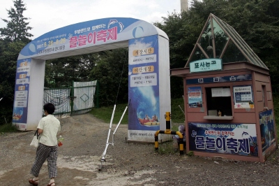 ▲ 잦은 비로 영업을 제대로 하지 못하고 폐장한 대구의 한 놀이공원 물놀이 축제장. 이곳에서 아르바이트를 했던 대학생들이 임금을 받지 못해 반발하고 있다. 박노익기자 noik@msnet.co.kr