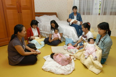 ▲ 이주여성들이 쉼터에 둘러 앉아 얘기를 나누며 자녀를 돌보고 있다.