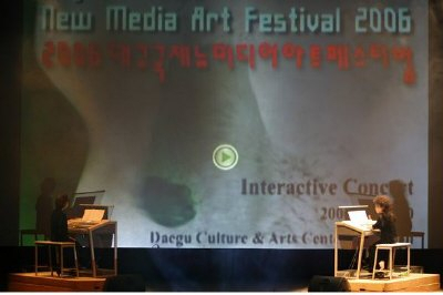 ▲ 국내외 현대 음악가와 설치 미술가들이 컴퓨터와 영상 디스플레이 등을 이용한 예술작품을 선보이는 