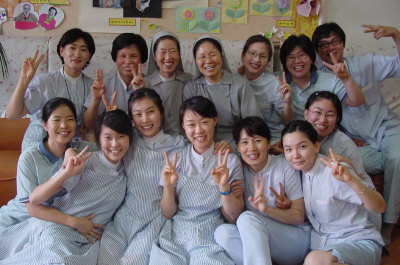 ▲ 91명의 불우 어르신들을 돌보는 성심요양원의 사회복지사들이 한 자리에 모여 천사같은 미소를 지으며 알찬 봉사를 다짐하고 있다.