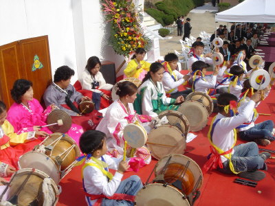 ▲ 다문화교육 시범학교인 우곡초교에서 학생들이 세계 여러나라 문화를 배우는 수업을 하고 있다.