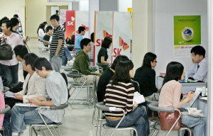 ▲ 경북대 학생들이 최근 열린 취업박람회에서 기업체 리쿠르트 담당자들과 상담하고 있다.