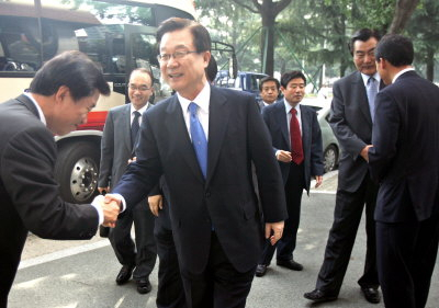 ▲ 대구시와 경북도는 13일 오전 대구상공회의소에서 김범일 대구시장, 김관용 경북도지사, 강재섭 한나라당 대표 등이 참석한 가운데 한나라당 대구시·경북도당과 첫 합동 당정협의회를 갖고 지역 현안을 협의했다. 회의에 앞서 강 대표가 김 시장을 만나 악수를 나누고 있다. 박노익기자 noik@msnet.co.kr