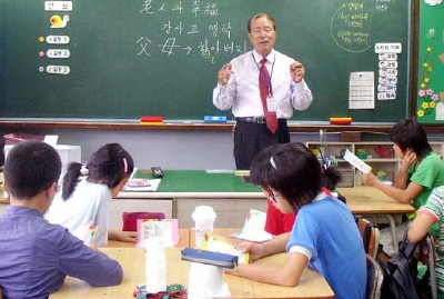 ▲ 전직 교장 출신인 박관 씨가 대구 진천초교 한 6학년 교실에서 