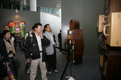 ▲ 경주세계문화엑스포 2007 현장을 찾은 외신기자들이 백남준 특별전을 둘러보고 있다.