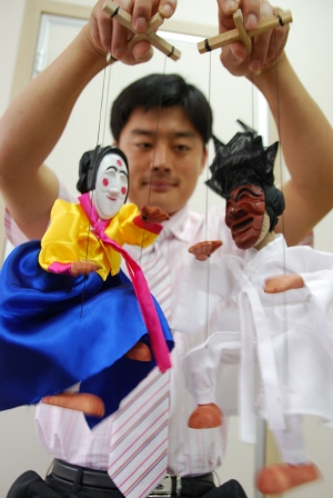 ▲ (주)오리엔탈에이스라인 직원이 특허를 받은 춤추는 하회탈을 들고 공연 시범을 보이고 있다.