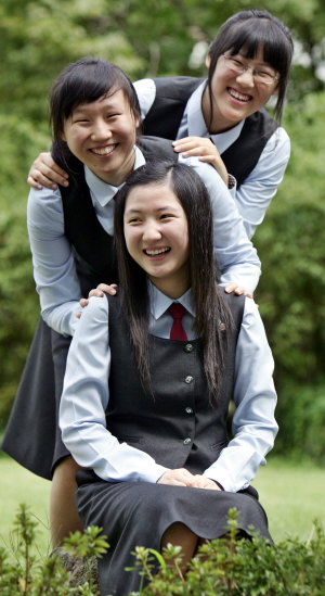 ▲ 대구시내 학교에는 여학생들이 학급회장 뿐만 아니라 전교 학생회장까지 맡는 것은 이례적인 일이 아니다. 대구 남산고의 경우 1·2·3학년 학년 대표가 모두 여학생이다. 학년 대표를 맡고 있는 홍서연·정호경·이한결 양(왼쪽부터)은 적극적이고 활달하다.