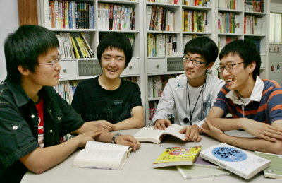 ▲ 추석을 맞아 집에 온 대구 출신 한국과학영재학교 1학년생들이 한자리에 모였다. 왼쪽부터 김영우, 장준오, 안가람, 김지수 군. 박노익기자 noik@msnet.co.kr
