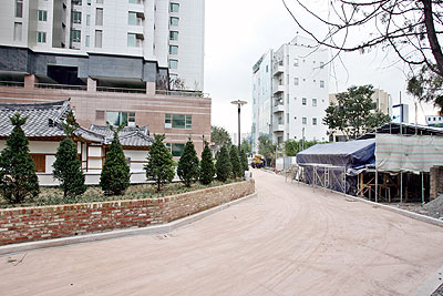 ▲ 계산오거리와 약전골목을 연결하는 뽕나무 골목이 최근 인근의 주상복합 건물이 완공되면서 새로 단장되고 있다. 정우용기자 vin@msnet.co.kr