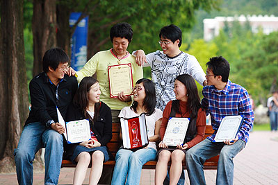 앞줄 왼쪽부터 시계방향으로 최민호, 변태현, 김송철, 이승철, 강유진, 김보연, 이은주 씨.