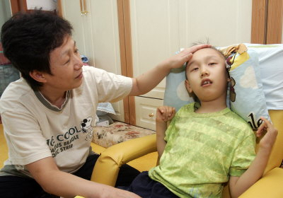 ▲ 열한살의 나이지만 사지가 마비되는 로렌조 오일병을 앓고 있는 기현이는 3년째 힘겨운 싸움을 벌이고 있다. 어머니인 임미숙 씨는 
