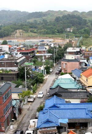 ▲ 대구 동구 불로고분군의 새 주차장(점선) 진입로(실선)가 너무 좁아 다음달 개장 예정인 주차장의 효용성이 크게 떨어진다는 지적을 받고 있다. 이채근기자 mincho@msnet.co.kr