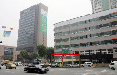 ▲ 국내 최대은행인 국민은행이 대구은행 본점 바로 곁에 지점(붉은 실선)을 내기로 하면서 두 은행간에 보이지 않는 신경전이 벌어지고 있다. \\