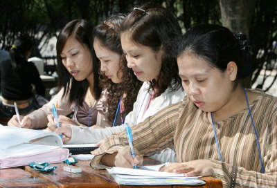 ▲ 외국인 며느리들이 한글날을 기념한 한글백일장에서 그동안 갈고 닦은 솜씨를 발휘하고 있다. 정운철기자 woon@msnet.co.kr